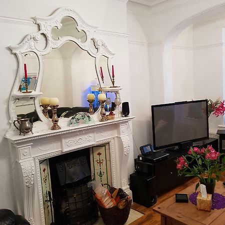 Beautiful Room In Victorian Family Home Ilford Bagian luar foto