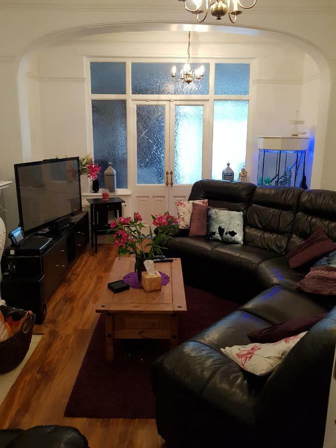 Beautiful Room In Victorian Family Home Ilford Bagian luar foto