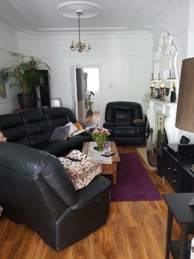 Beautiful Room In Victorian Family Home Ilford Bagian luar foto